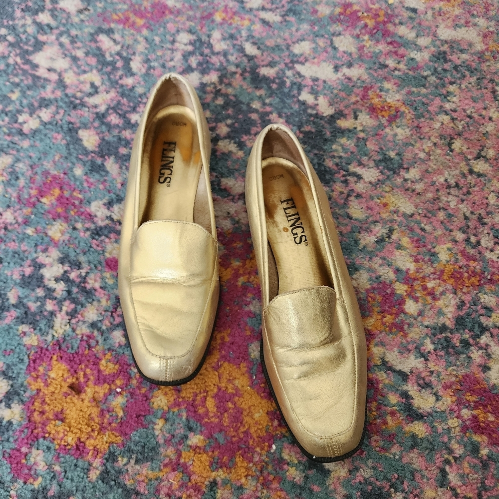 ✨️Vtg gold loafers